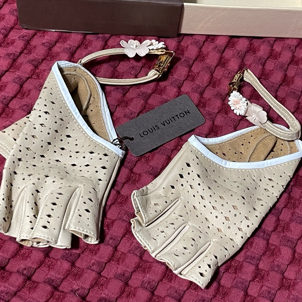 NWT Louis Vuitton lambskin leather fingerless gloves